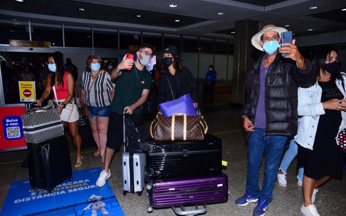 Sabrina Sato &eacute; abordada por f&atilde;s no Aeroporto de Congonhas, em S&atilde;o Paulo