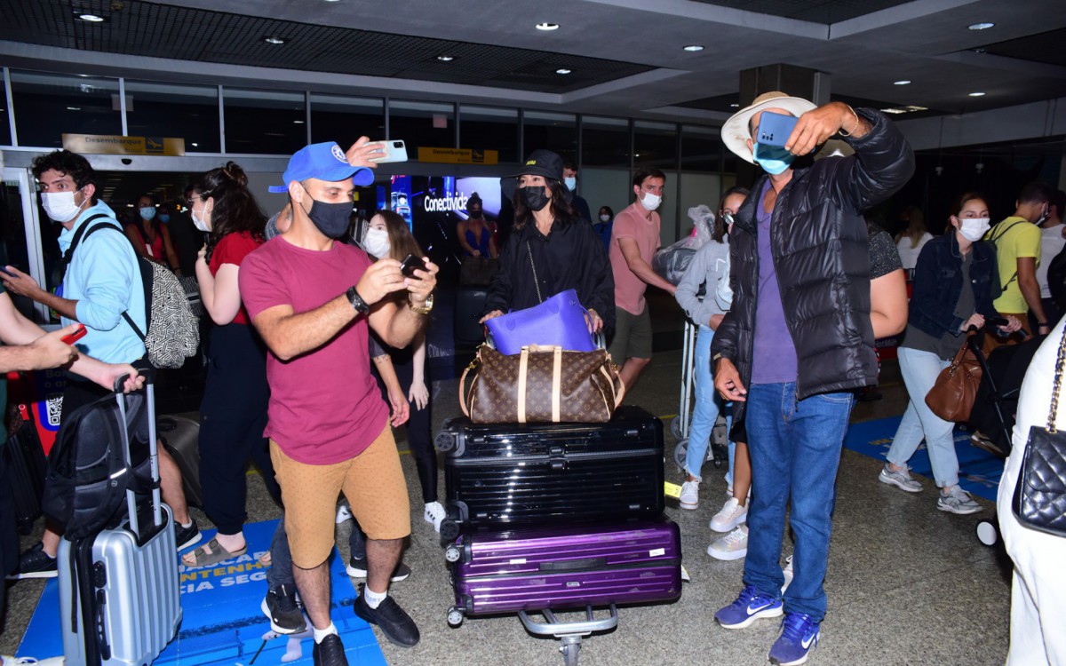 Sabrina Sato &eacute; abordada por f&atilde;s no Aeroporto de Congonhas, em S&atilde;o Paulo