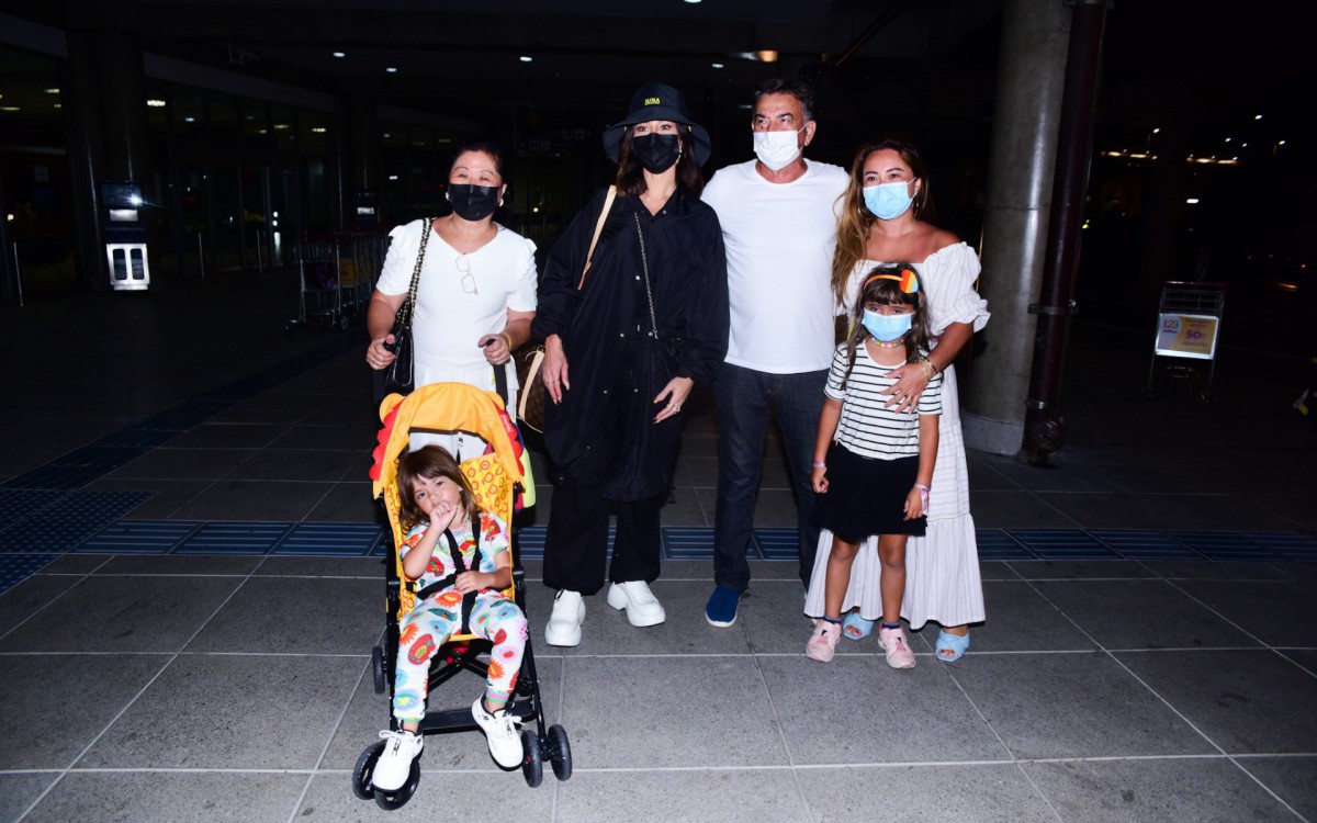Sabrina Sato desembarca com a fam&iacute;lia no Aeroporto de Congonhas, em S&atilde;o Paulo