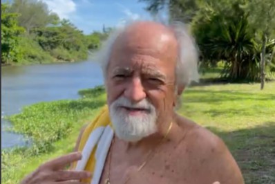 Vídeo! Ary Fontoura posa de sunga e diverte web: 'Em busca do título muso de 2022'