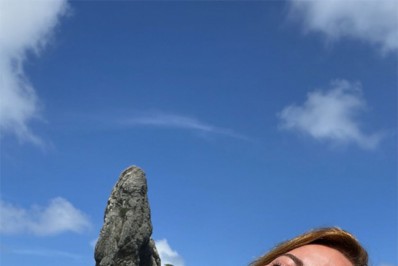 Diogo Nogueira posa agarradinho com Paolla Oliveira em Fernando de Noronha