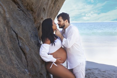 Ana Paula Evangelista exibe barrigão de gravidez em ensaio com o marido