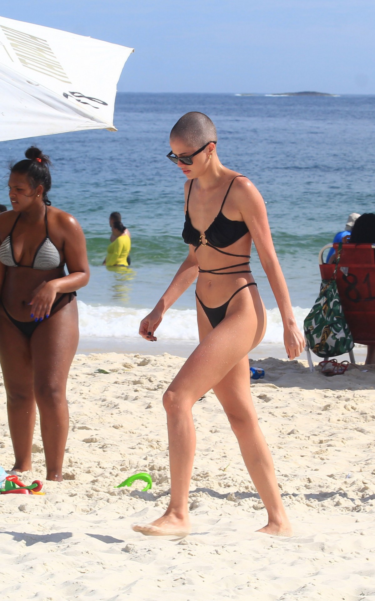 Agatha Moreira e Rodrigo Simas curtem dia de sol na praia da Barra da Tijuca