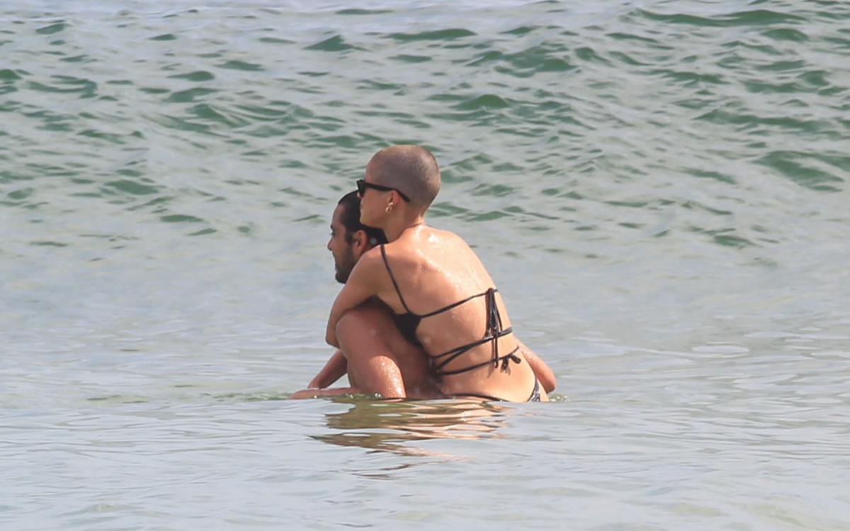 Agatha Moreira e Rodrigo Simas curtem dia de sol na praia da Barra da Tijuca