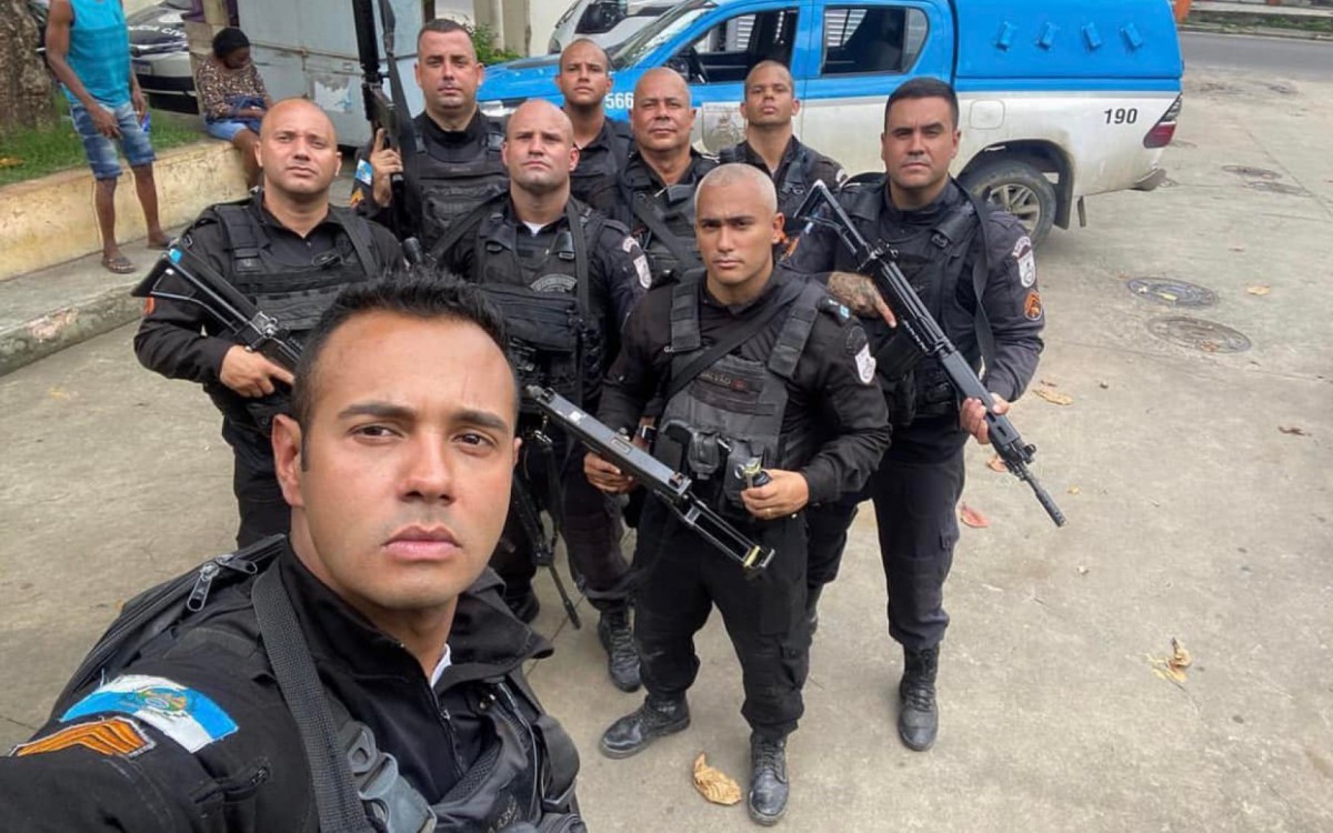 Os policiais militares do 39&ordm; BPM com a metralhadora apreendida