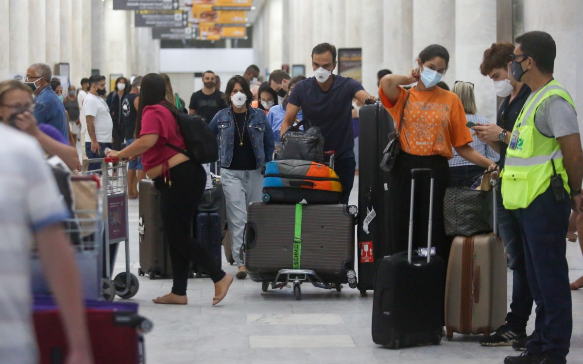 Tadeu Schmidt desembarca com a mulher e a filha no Aeroporto Santos Dumont, no Rio