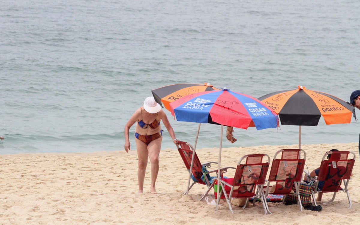 Ex-presidente Dilma Rousseff curte dia de praia em família na Zona Sul do Rio, na manhã desta quarta-feira
