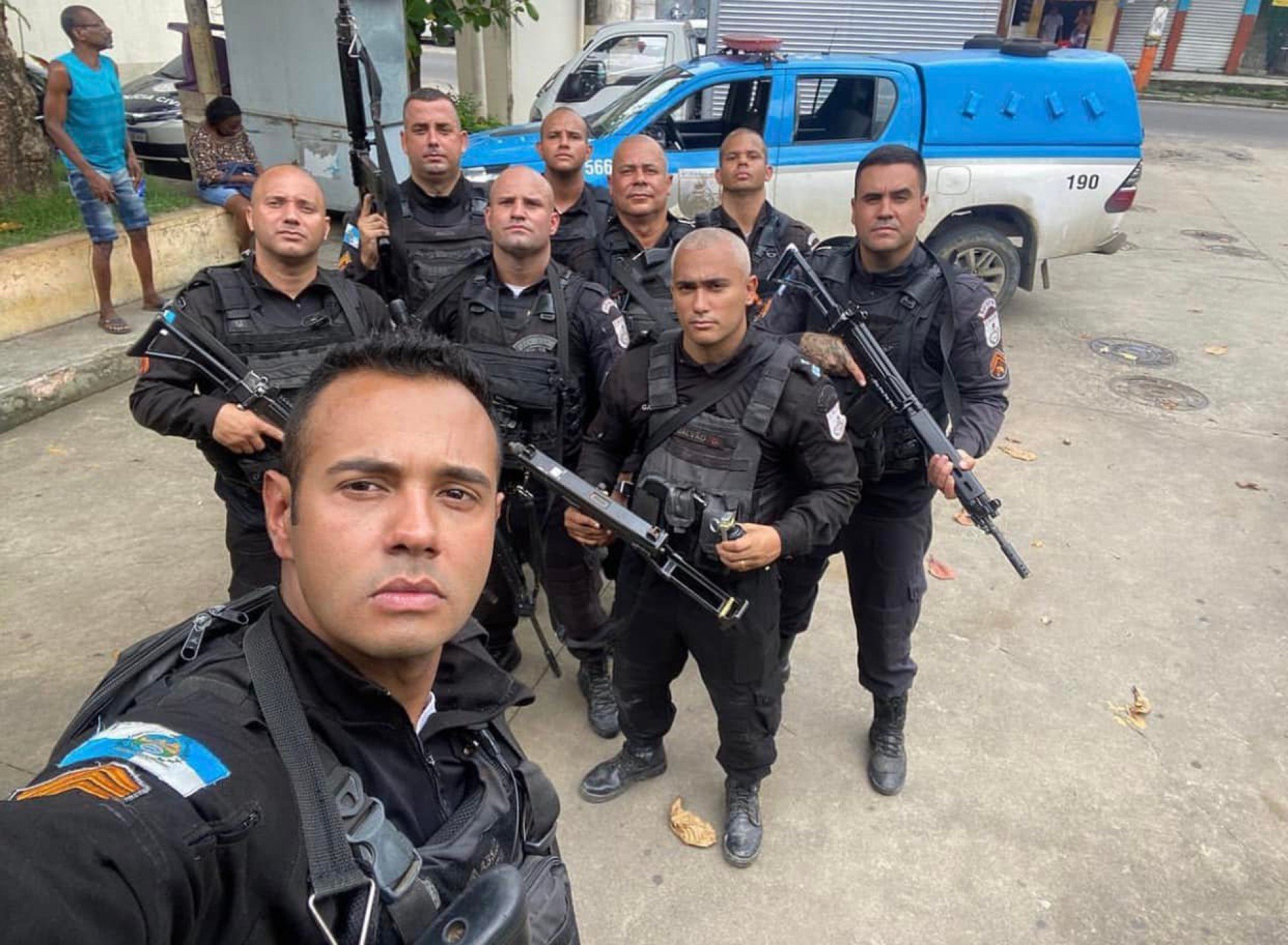 Os policiais militares do 39º BPM com a metralhadora apreendida - Divulgação / PMBR