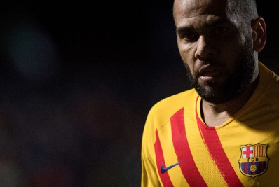 Daniel Alves deve renovar com Barcelona por mais uma temporada