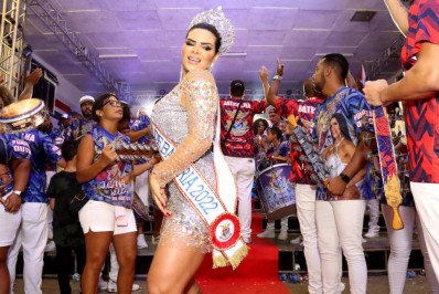 A semanas do Carnaval, rainha de bateria testa positivo para covid-19: 'Torçam por mim'