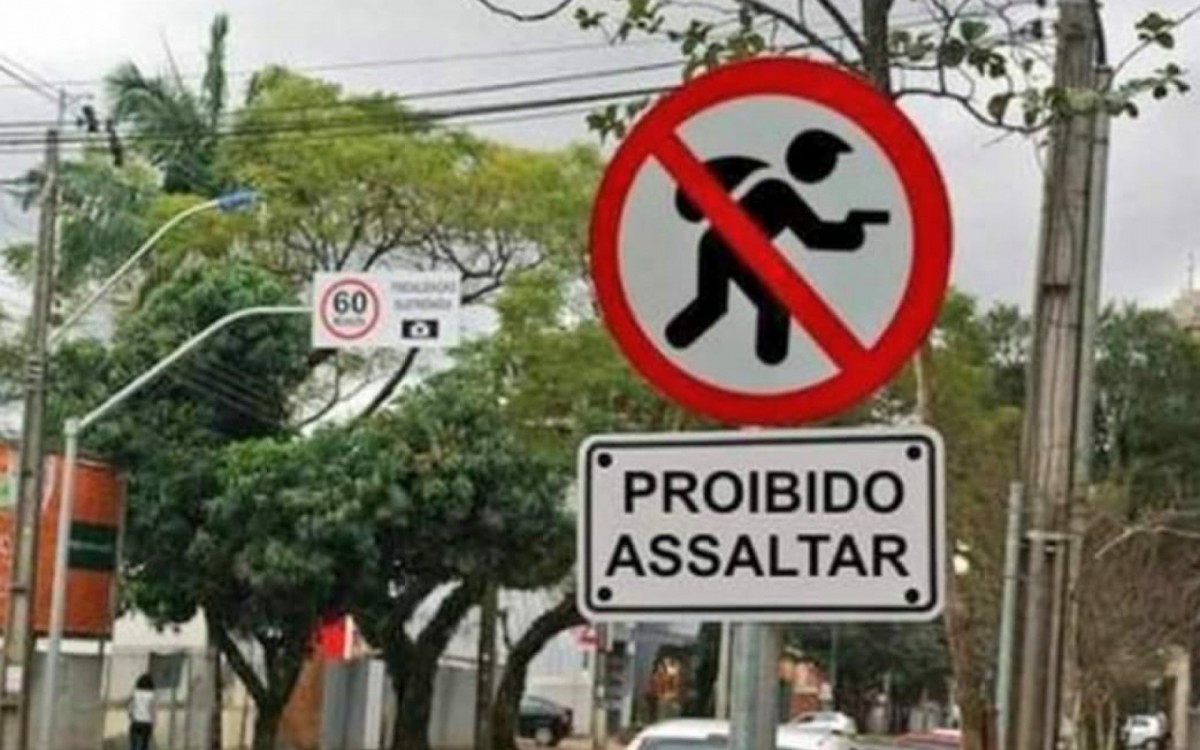 Placa instalada em &aacute;rea de Manguinhos indica que &eacute; proibido roubar na regi&atilde;o