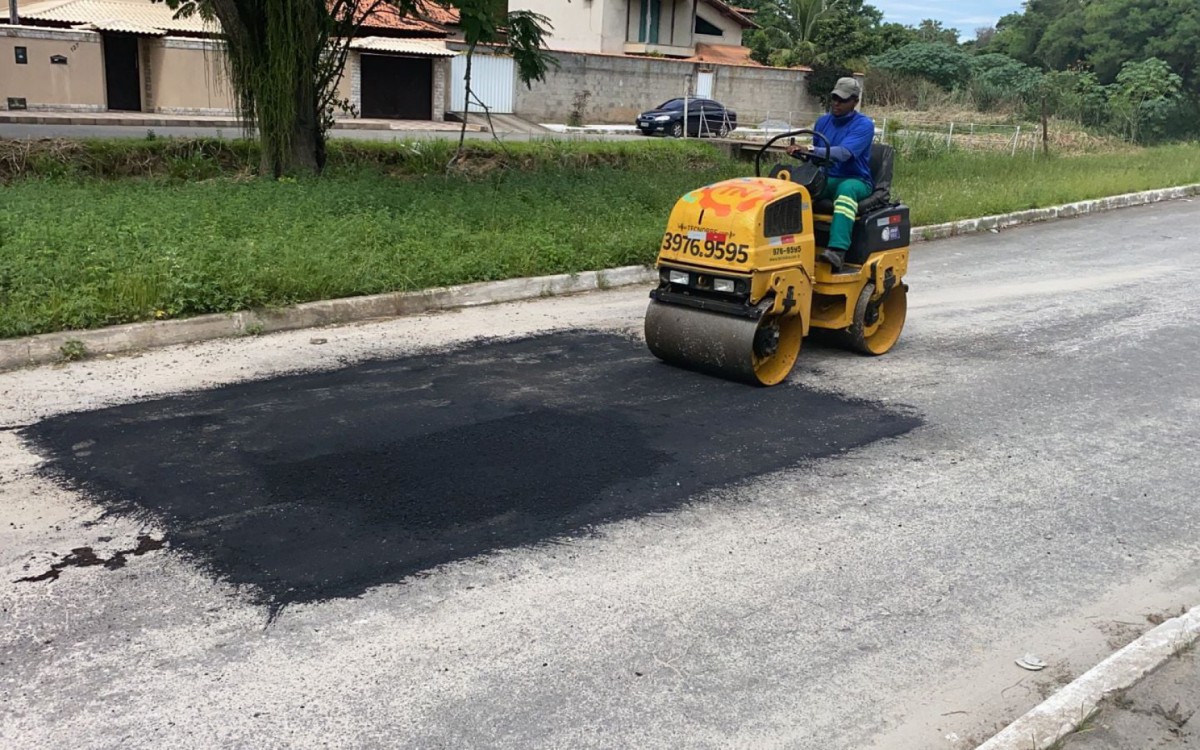 Prefeitura de Saquarema executa opera&ccedil;&atilde;o tapa buracos em vias da cidade