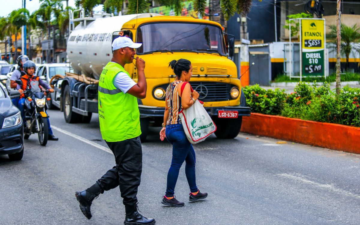 Os orientadores de tr&acirc;nsito, entre outras fun&ccedil;&otilde;es, ajudam os pedestres a atravessarem a rua