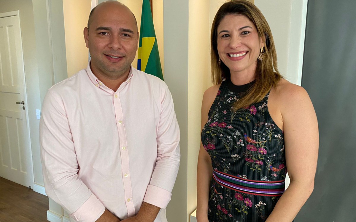 Manoela e Anderson Moura, novo secret&aacute;rio de Desenvolvimento Econ&ocirc;mico.  Elogios a colega prefeita de Araruama L&iacute;via Bello e ao marido dela, Chiquinho da Educa&ccedil;&atilde;o