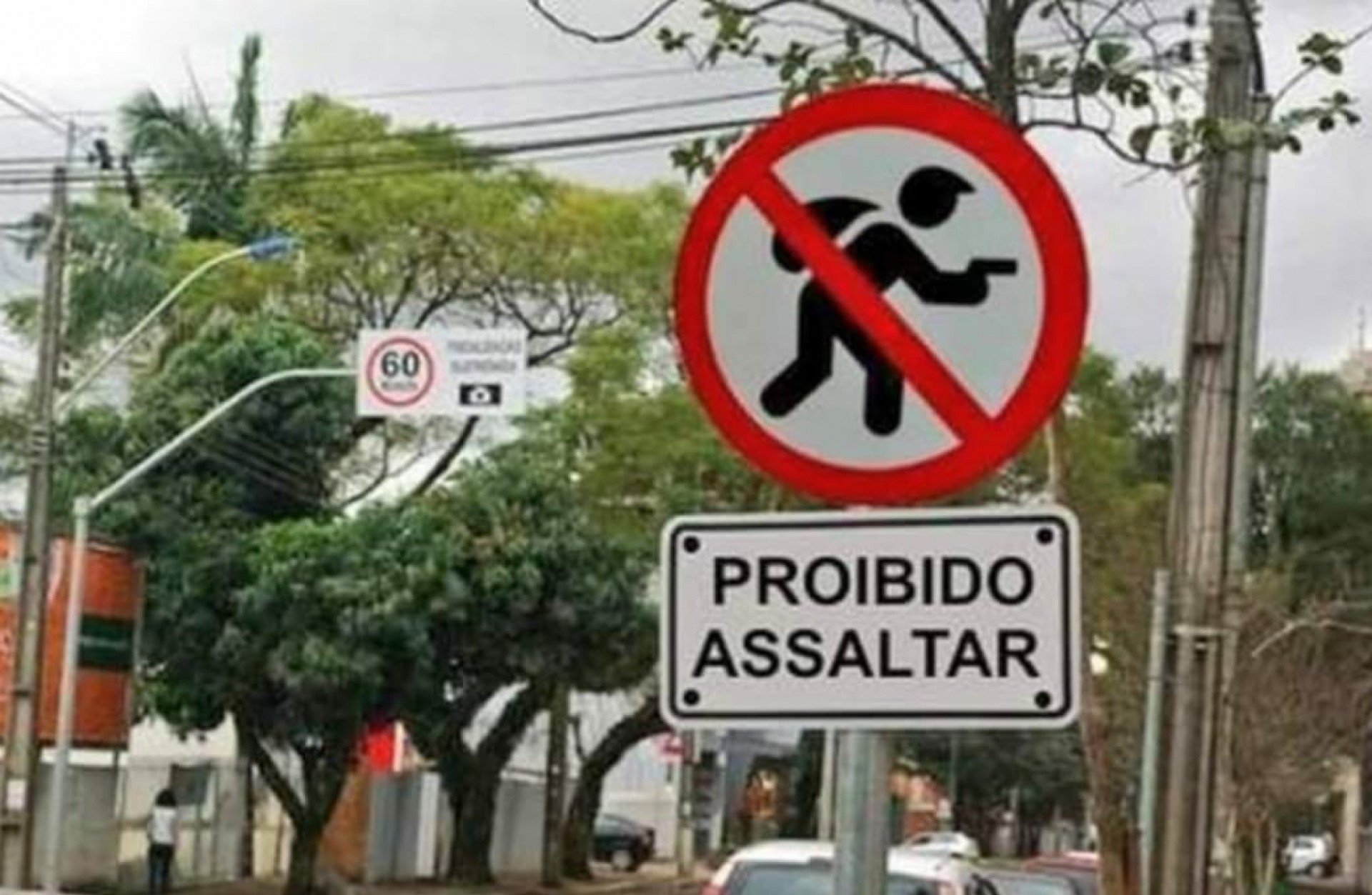 Placa instalada em área de Manguinhos indica que é proibido roubar na região - Redes Sociais / Reprodução 