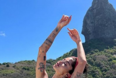 De biquíni, Aline Campos exibe as curvas durante passeio de barco 