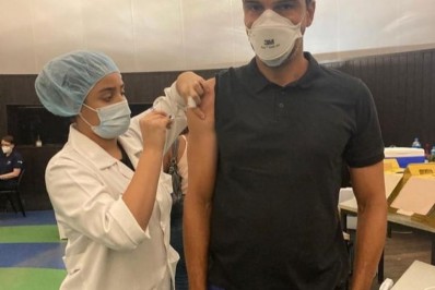 Tadeu Schmidt toma dose de reforço contra Covid-19 e alfineta tenista