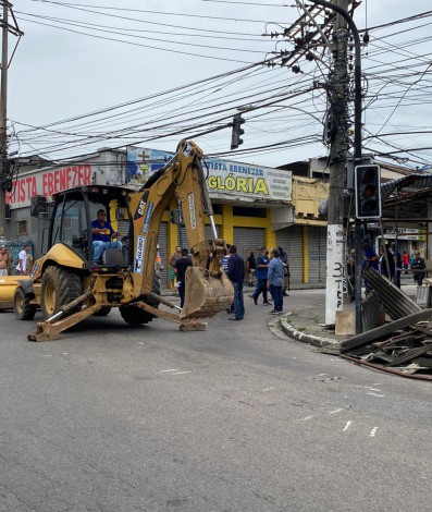 Máquinas a serviço da Secretaria de Ordem Pública derrubaram comércios construídos irregularmente