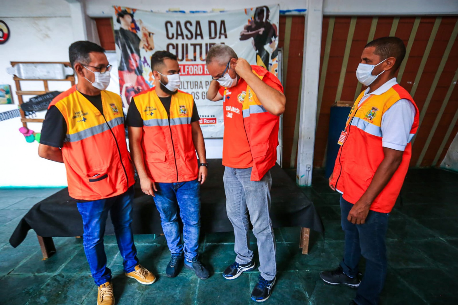 A entrega dos uniformes est&aacute; sendo feita de acordo com o setor em que os agentes trabalham - Rafael Barreto / PMBR