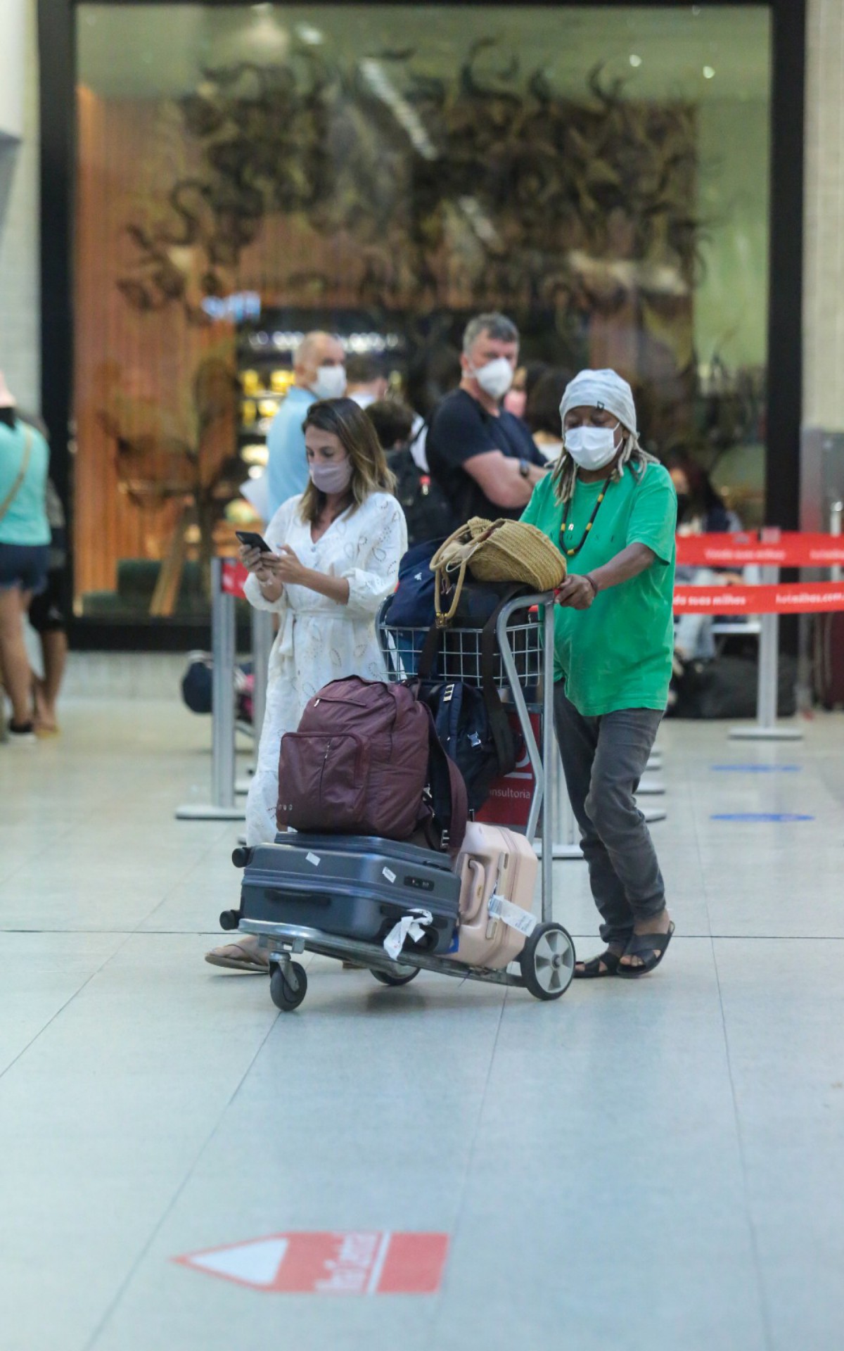 Mart'n&aacute;lia desembarca com a namorada, Nana Lima, no aeroporto Santos Dumont, no Rio, na noite desta quinta-feira