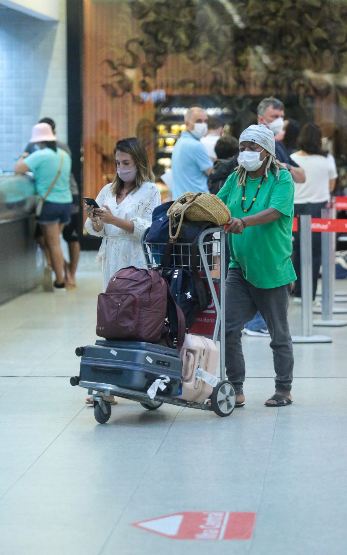 Mart'n&aacute;lia desembarca com a namorada, Nana Lima, no aeroporto Santos Dumont, no Rio, na noite desta quinta-feira