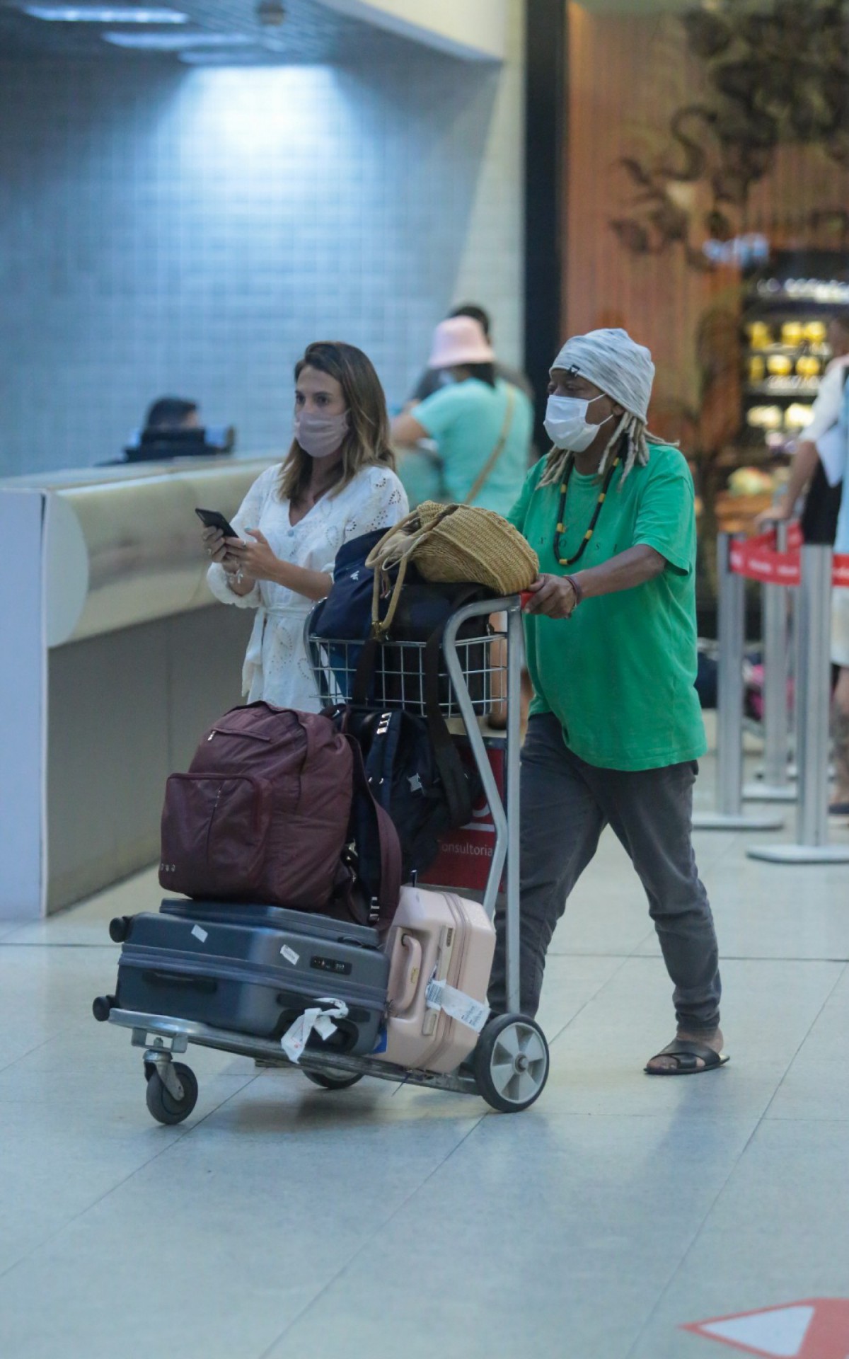 Mart'n&aacute;lia desembarca com a namorada, Nana Lima, no aeroporto Santos Dumont, no Rio, na noite desta quinta-feira
