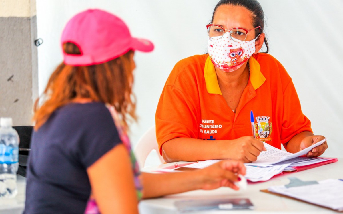 Agente comunit&aacute;ria de sa&uacute;de realiza o cadastro 