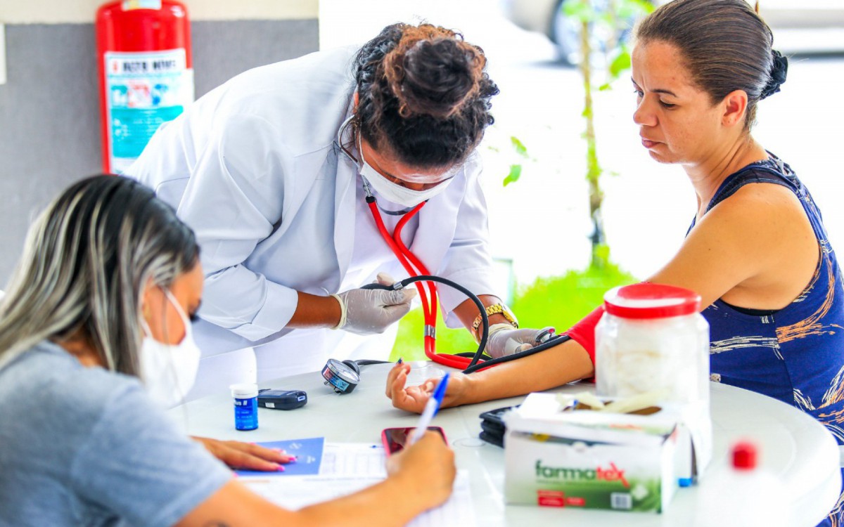 Atendimento da equipe m&eacute;dicas aos moradores 