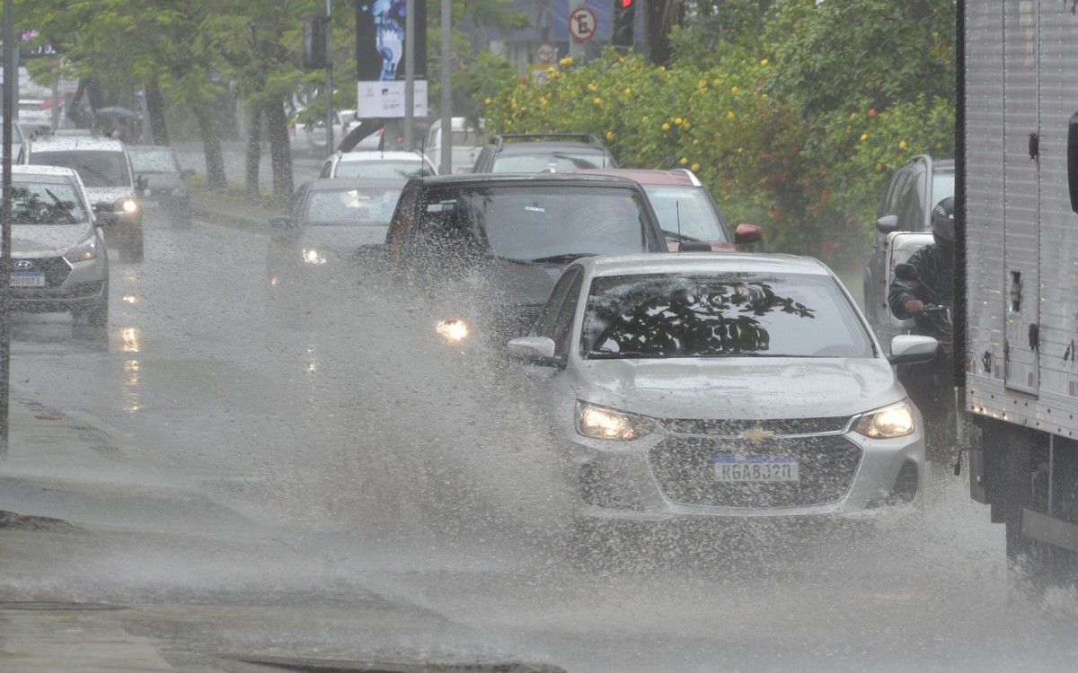 Chuva causa bols&otilde;es d'&aacute;gua, na Rua Borges de Medeiros, no Leblon, na Zona Sul do Rio - Fabio Costa / Ag&ecirc;ncia O Dia                       