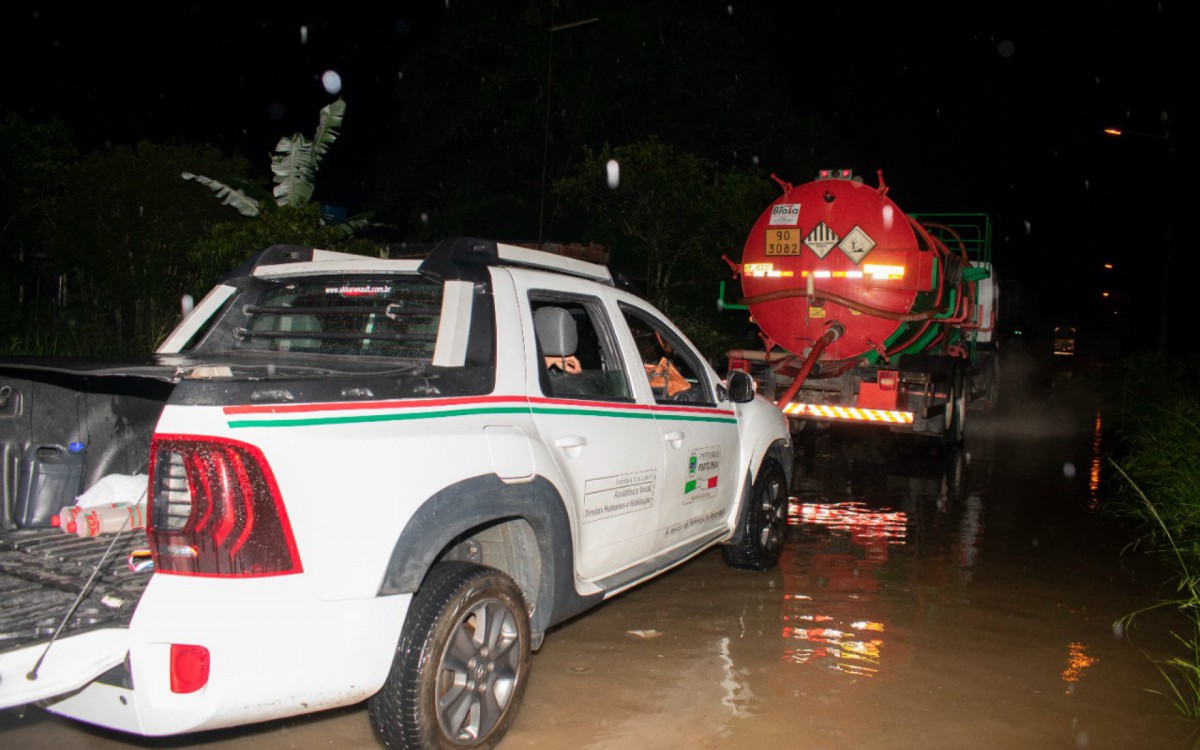 Equipe de Obras e Serviços Públicos utilizou um caminhão-pipa para drenar a água  - Divulgação/PMPR