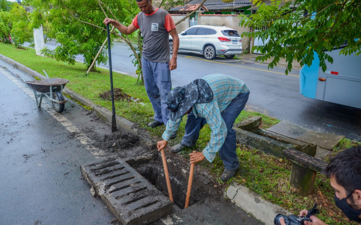 Mutir&atilde;o desentupiu redes de escoamento de &aacute;guas pluviais.
