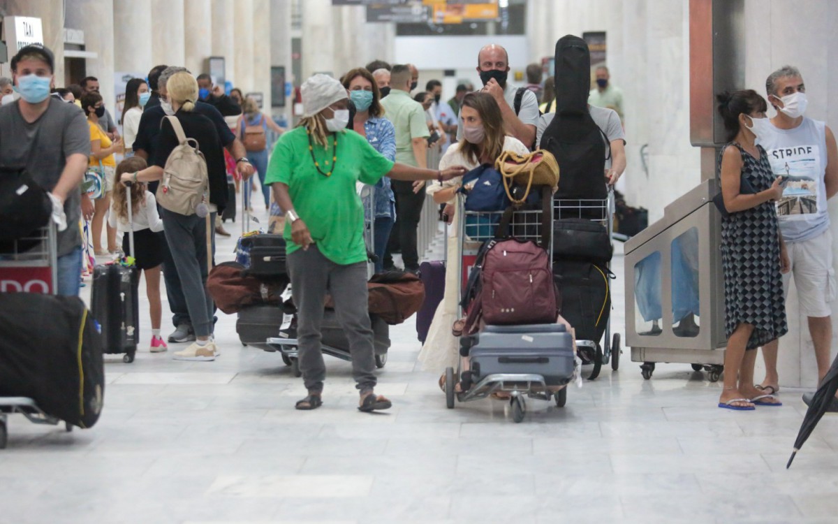 Mart'n&aacute;lia desembarca com a namorada, Nana Lima, no aeroporto Santos Dumont, no Rio, na noite desta quinta-feira