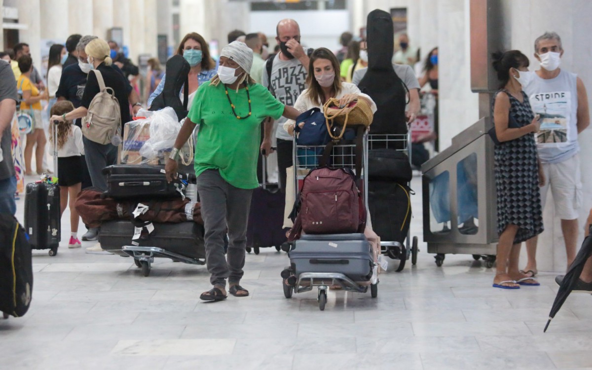 Mart'n&aacute;lia desembarca com a namorada, Nana Lima, no aeroporto Santos Dumont, no Rio, na noite desta quinta-feira