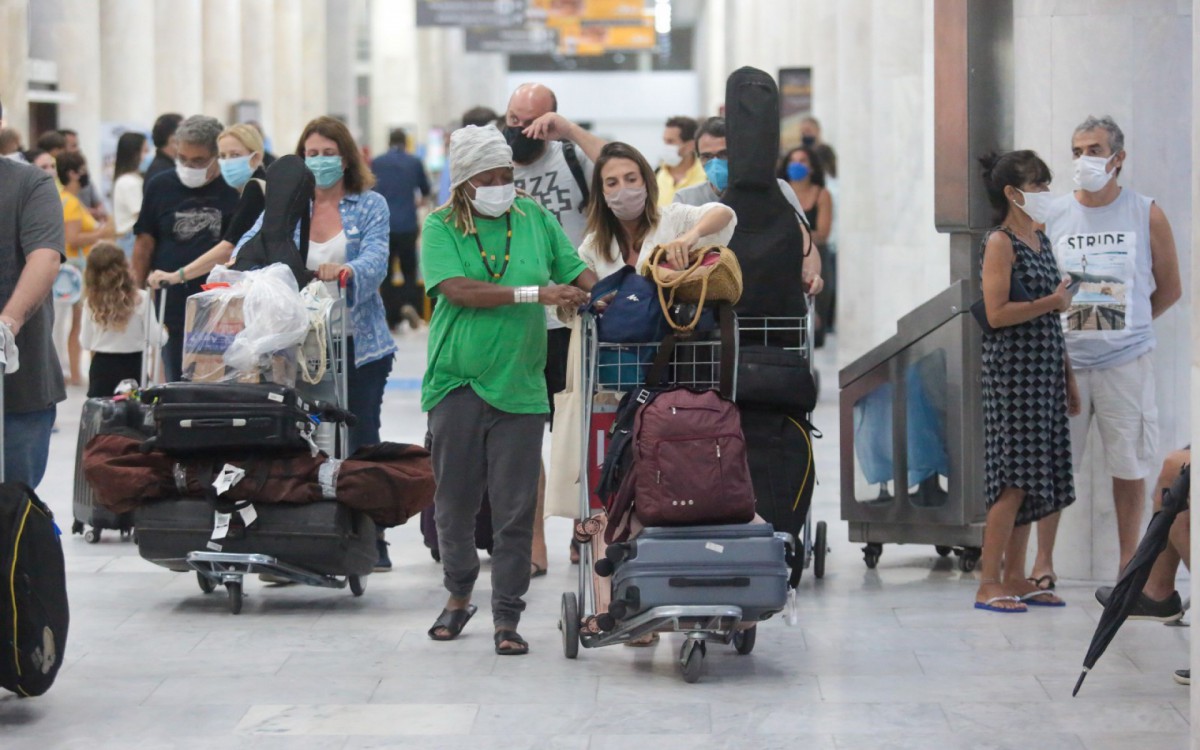 Mart'n&aacute;lia desembarca com a namorada, Nana Lima, no aeroporto Santos Dumont, no Rio, na noite desta quinta-feira
