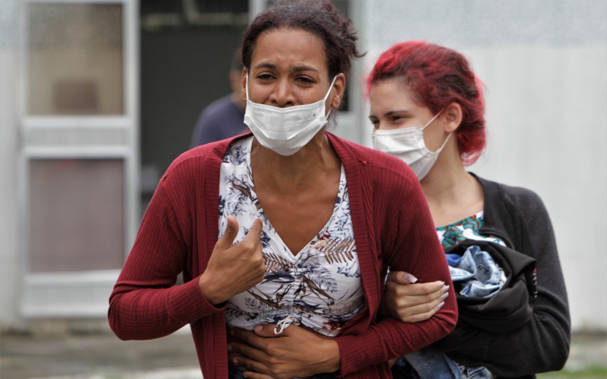 Familiares do menino Kevin Lucas, morto em Queimados, estiveram no IML de Nova Igua&ccedil;u para reconhecer o corpo, na foto Ana Claudia, m&atilde;e do menino Kevin Lucas.