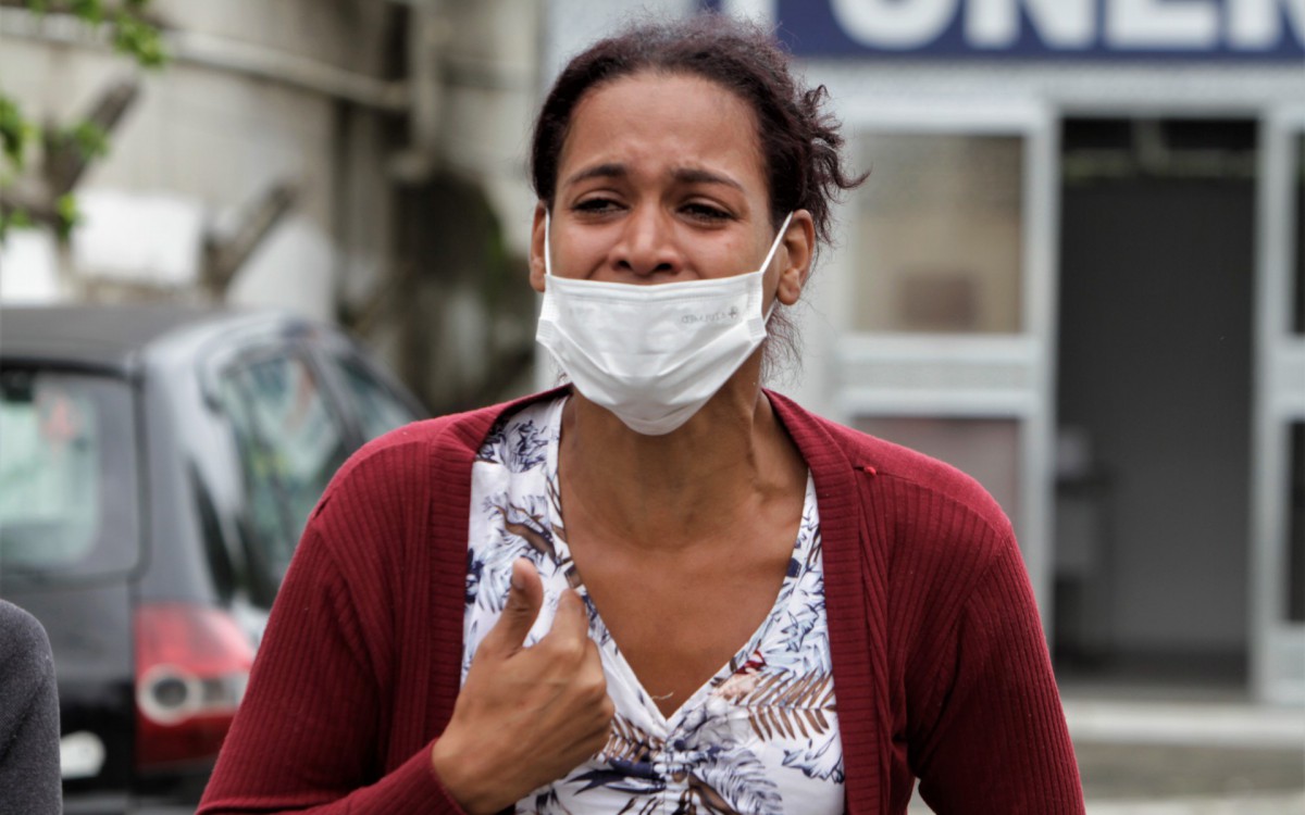 Familiares do menino Kevin Lucas, morto em Queimados, estiveram no IML de Nova Igua&ccedil;u para reconhecer o corpo, na foto Ana Claudia, m&atilde;e do menino Kevin Lucas.