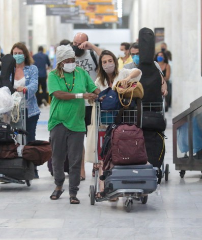 Mart'nália desembarca com a namorada, Nana Lima, no aeroporto Santos Dumont, no Rio, na noite desta quinta-feira