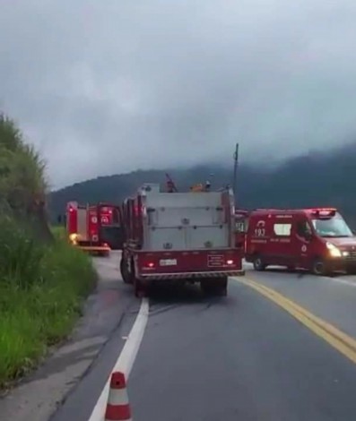 Via segue interditada nos dois sentidos - Reprodu&ccedil;&atilde;o redes sociais