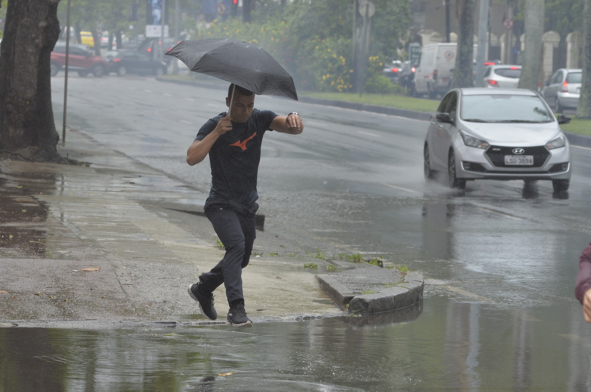 Chuva no Rio deixou alguns pontos alagados - Fabio Costa / Ag&ecirc;ncia O Dia                       