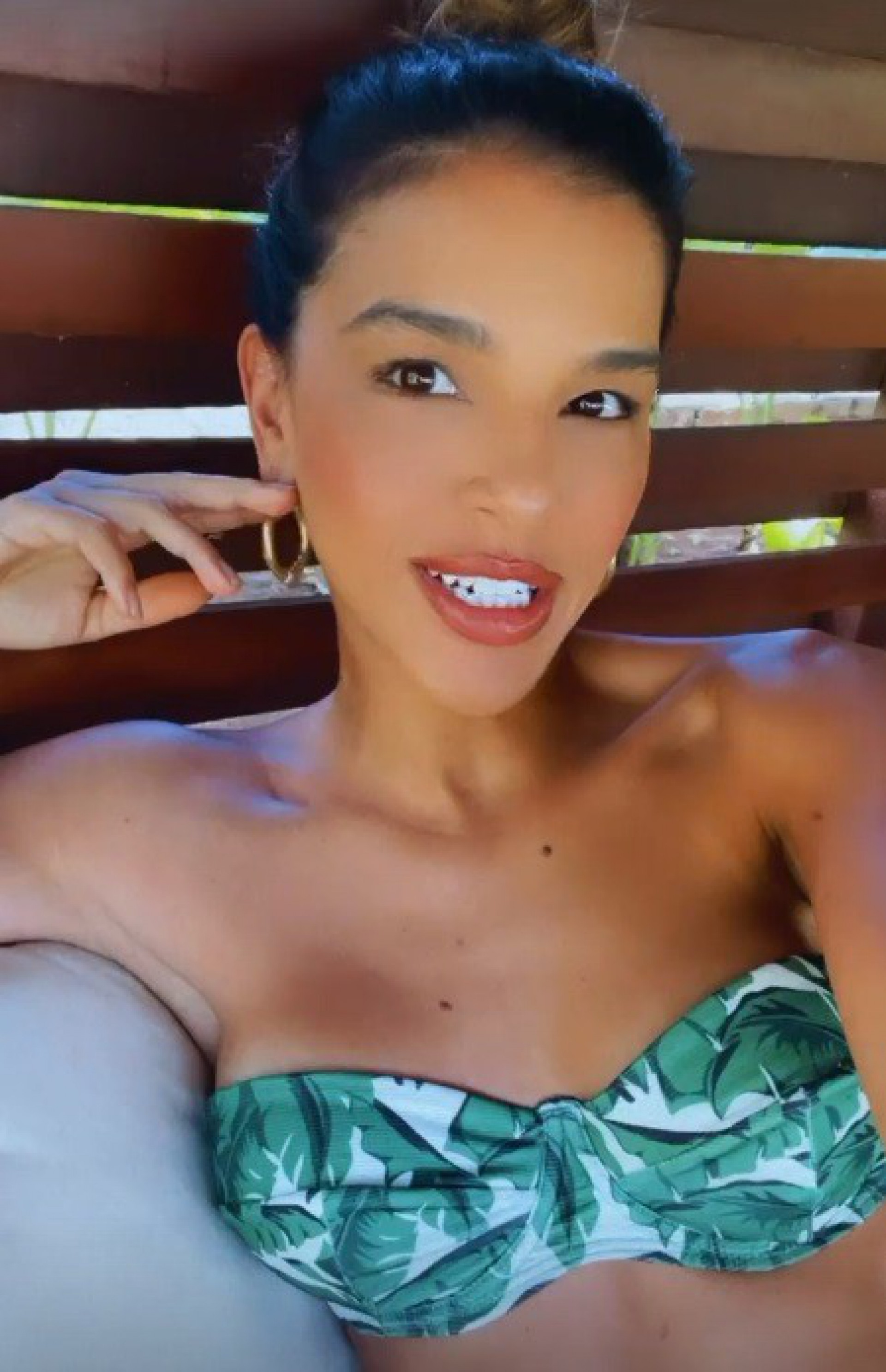 Mariana Rios - reprodução de vídeo