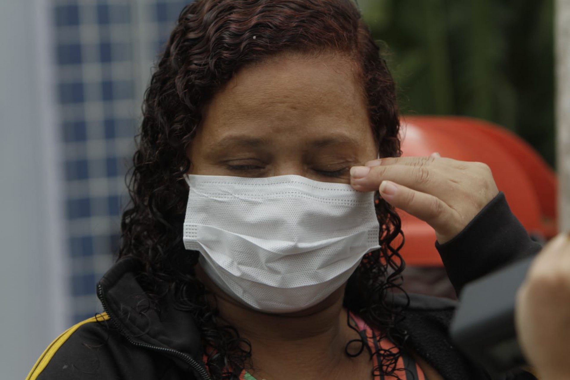 Maria Cláudia Medeiros, babá de Kevin Lucas, chora ao falar do menino, que era autista e morreu baleado em Queimados - MARCOS PORTO/AGÊNCIA O DIA