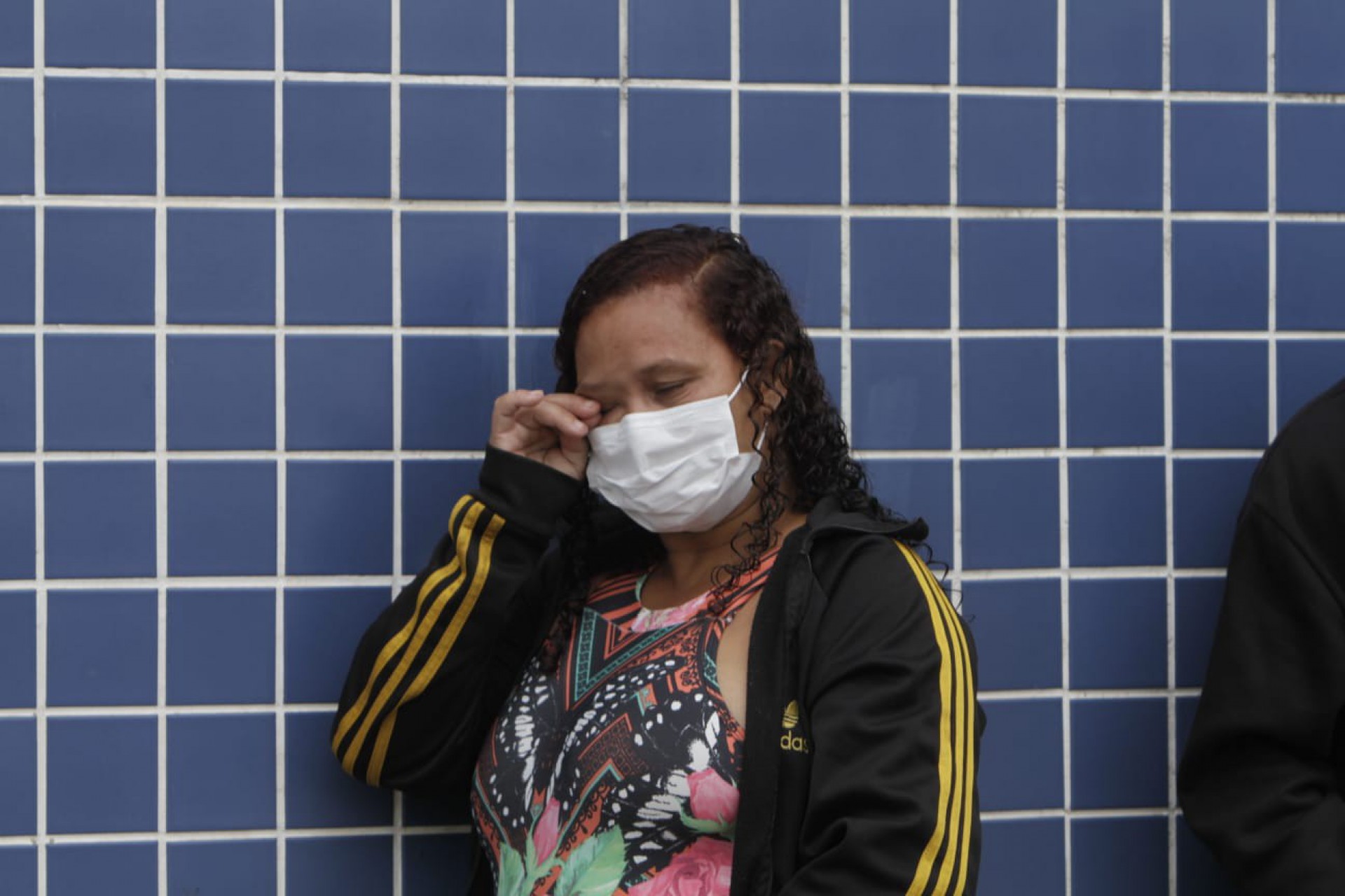 Maria Cláudia Medeiros, babá de Kevin Lucas, chora ao falar do menino, que era autista e morreu baleado em Queimados - MARCOS PORTO/AGÊNCIA O DIA