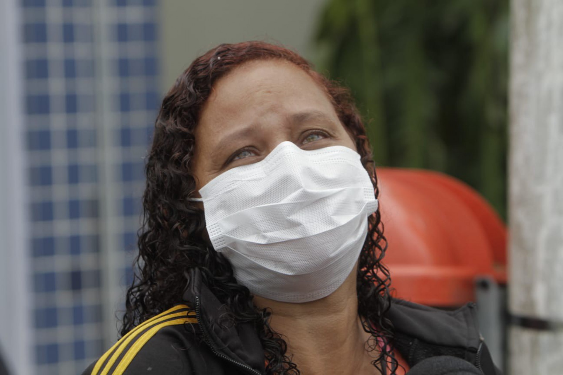 Maria Cláudia Medeiros, babá de Kevin Lucas, chora ao falar do menino, que era autista e morreu baleado em Queimados - MARCOS PORTO/AGÊNCIA O DIA