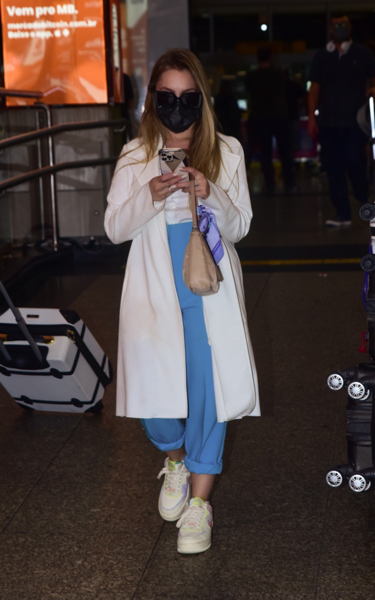 Carla Diaz e o namorado, o vereador Felipe Becari, desembarcam no Aeroporto de Congonhas, em S&atilde;o Paulo, na noite desta sexta-feira