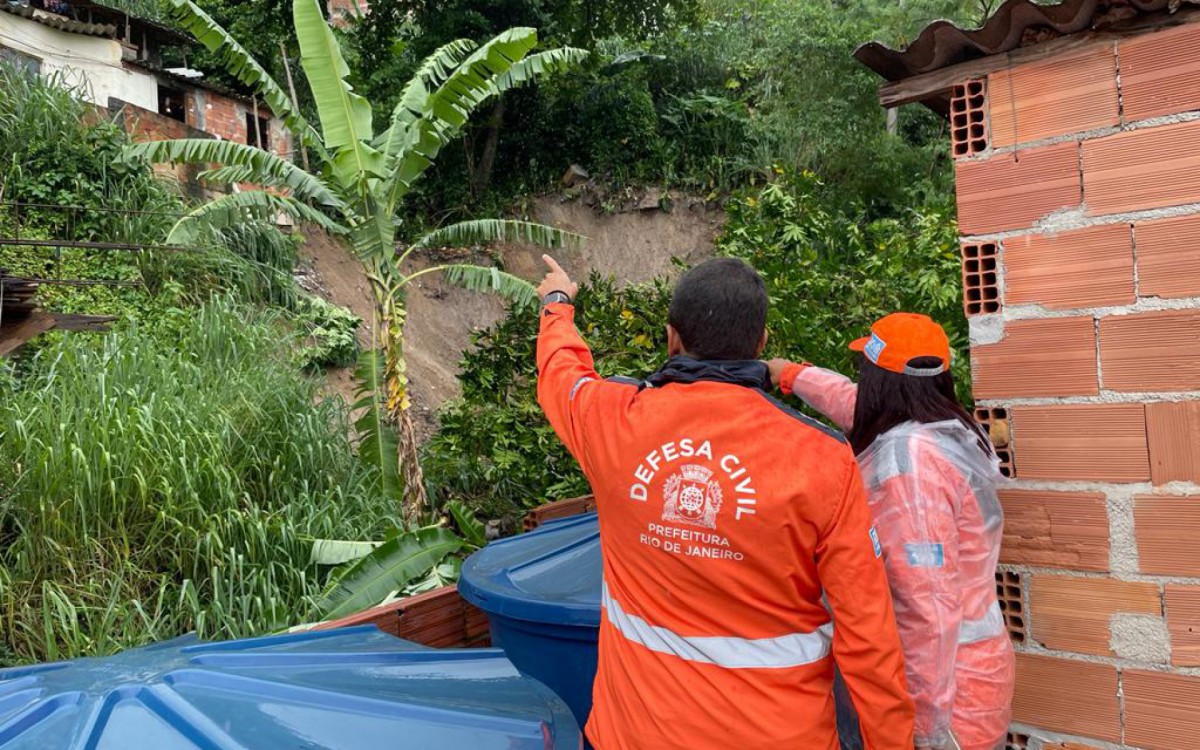 Agentes e engenheiros da Defesa Civil avaliam estado de im&oacute;vel atingido por deslizamento