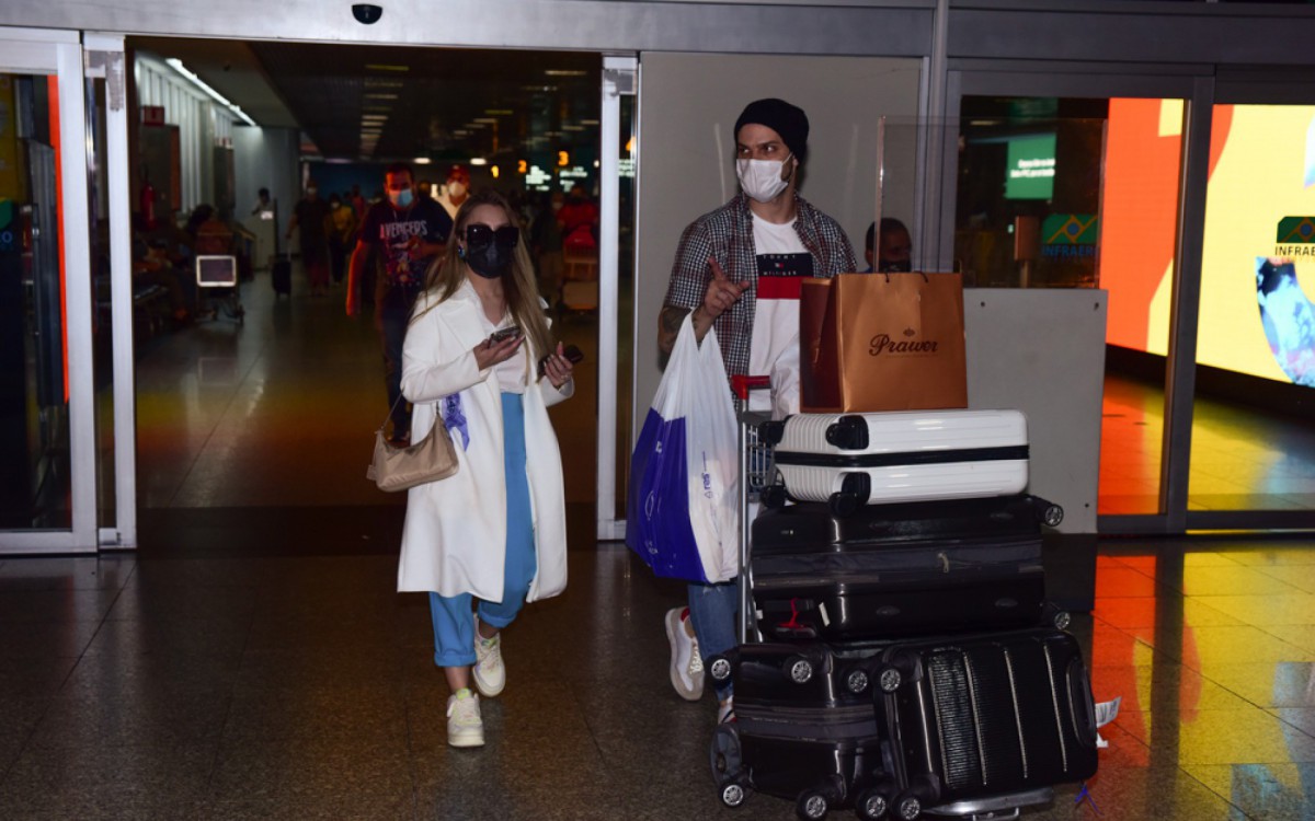 Carla Diaz e o namorado, o vereador Felipe Becari, desembarcam no Aeroporto de Congonhas, em S&atilde;o Paulo, na noite desta sexta-feira