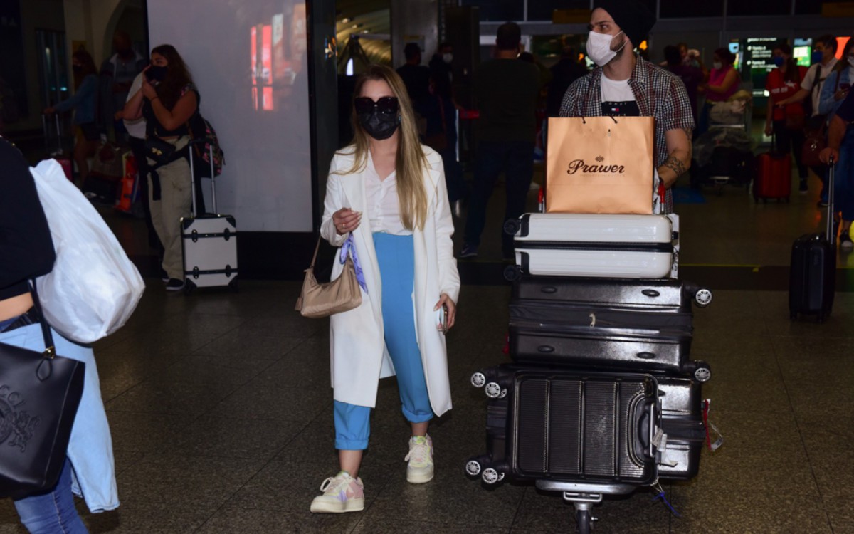 Carla Diaz e o namorado, o vereador Felipe Becari, desembarcam no Aeroporto de Congonhas, em S&atilde;o Paulo, na noite desta sexta-feira