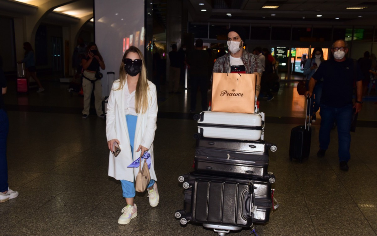 Carla Diaz e o namorado, o vereador Felipe Becari, desembarcam no Aeroporto de Congonhas, em S&atilde;o Paulo, na noite desta sexta-feira