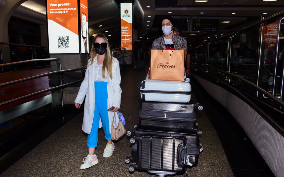 Carla Diaz e o namorado, o vereador Felipe Becari, desembarcam no Aeroporto de Congonhas, em S&atilde;o Paulo, na noite desta sexta-feira