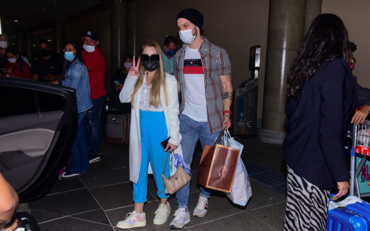 Carla Diaz e o namorado, o vereador Felipe Becari, desembarcam no Aeroporto de Congonhas, em S&atilde;o Paulo, na noite desta sexta-feira